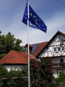 una bandera azul ondeando delante de una casa en Gästehaus GL en Ellwangen