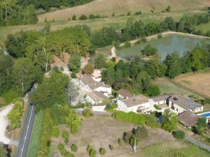 an aerial view of a house with a lake at LE MOULIN DE BOULÈDE in Monflanquin