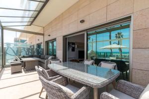 A seating area at Luxury Beach Front Apartment with Pool