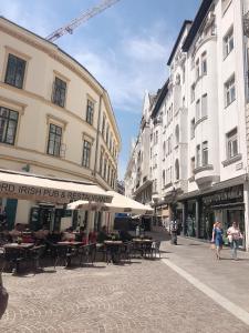 Το κτήριο όπου στεγάζεται  το διαμέρισμα +7 φωτογραφίες