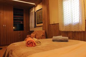 Postel nebo postele na pokoji v ubytování Pomegranate Tree House - Meteora