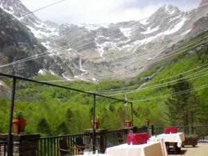 un restaurante con vistas a la montaña en Parador de Bielsa, en Espierba