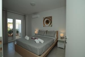 - une chambre avec un lit et 2 serviettes dans l'établissement Villa Maria, à Makry Gialos