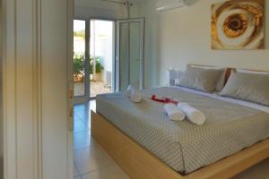 Un dormitorio con una cama con toallas. en Villa Maria, en Makrí Gialós 52 fotos más