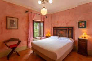 Un dormitorio con una cama grande y una ventana en Il Palazzetto, en Siena