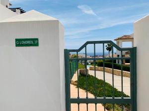 Puerta a una villa con vistas al océano en Balcon de Sierra Cortina! Panoramic sea view !, en Finestrat