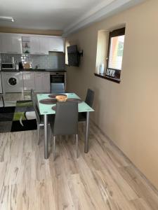 een keuken en eetkamer met een tafel en stoelen bij Toscana Debrecen in Debrecen