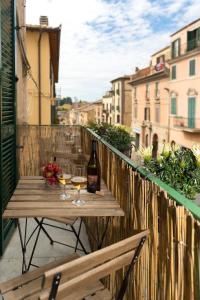 Una mesa con dos copas de vino en un balcón. en Montecavallo Apartment, en Ronciglione