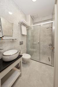 ein Badezimmer mit Dusche, Toilette und Waschbecken in der Unterkunft Albinas Hotel Old City in Istanbul + 37 Fotos