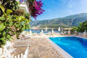 uma piscina de resort com vista para as montanhas em Club Çapa Hotel em Kas