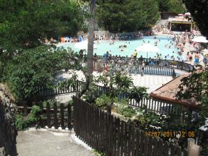 a group of people in a swimming pool at Montagne Rocciose in Frascineto