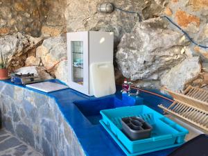 una mesa azul con lavabo y espejo en Karpathos Guest House, en Menetaí
