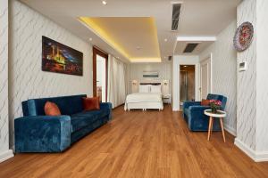 ein Wohnzimmer mit zwei blauen Sofas und einem Bett in der Unterkunft Albinas Hotel Old City in Istanbul