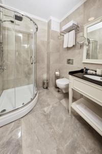 Ein Badezimmer in der Unterkunft Albinas Hotel Old City