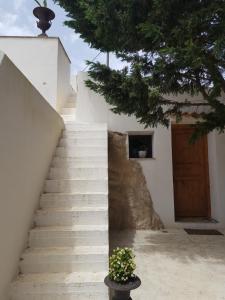 een trap naar een gebouw met een deur bij La Villetta Suite in Favignana