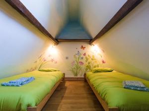 twee bedden in een kamer met een plafond bij Magnificent holiday home with pool in Thenon in Thenon