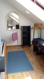 Zimmer mit einem Bett und einem Spiegel in der Unterkunft Zwei ruhige, private Gästezimmer nahe U-Bahn in Nürnberg