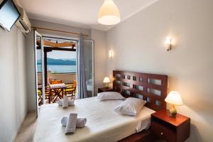 Ένα ή περισσότερα κρεβάτια σε δωμάτιο στο Irini seaside studios by Imagine Lefkada