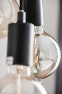 une lampe avec une bougie noire sur une table dans l'établissement Das Gästehaus, à Sankt Veit am Vogau