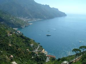 - Vistas a una gran masa de agua con barcos en Il Giardino Dei Limoni, en Ravello