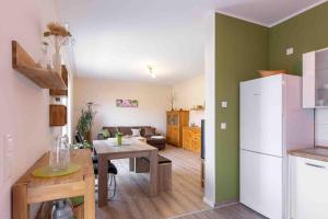 a kitchen and living room with a table and a refrigerator at Havel Ferienhaus Brandenburg, Nähe Beetzsee in Butterlake