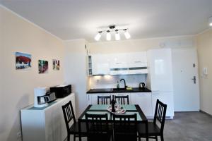 Kuchnia lub aneks kuchenny w obiekcie Apartament Superior Pastelowy Przy Plaży