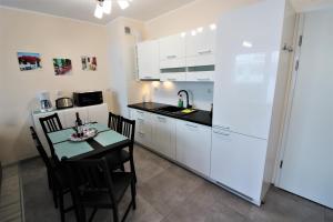 Kuchnia lub aneks kuchenny w obiekcie Apartament Superior Pastelowy Przy Plaży