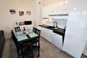Kuchnia lub aneks kuchenny w obiekcie Apartament Superior Pastelowy Przy Plaży