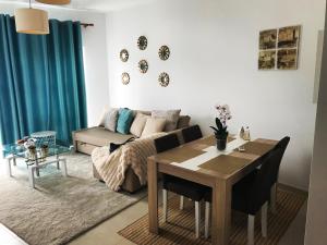ein Wohnzimmer mit einem Tisch und einem Sofa in der Unterkunft Prazeres do Golf in Quinta do Anjo
