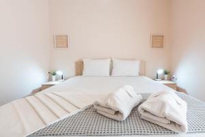 Ein Bett oder Betten in einem Zimmer der Unterkunft Stylish Acropolis Apartment by Cloudkeys
