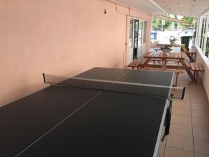 Stolní tenis v ubytování Dimis Studios and Apartments nebo okolí