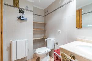 Ένα μπάνιο στο Beach Apartment with beautiful view +18 φωτογραφίες