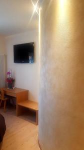 TV a/nebo společenská místnost v ubytování Hotel al Sole