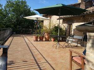 A patio or other outdoor area at B&B I Canonici
