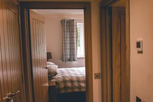 een kamer met een slaapkamer met een bed en een raam bij Drumlochy B&B in Inverness
