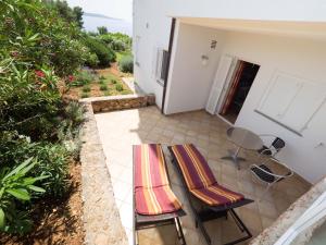 un par de sillas y una mesa en un patio en Nautilus-Bay Apartments - Apartments 112 - Casa Gorma, en Zavala