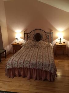 - une chambre avec un lit et 2 lampes sur 2 tables dans l'établissement Casa Alaya, à Bailo