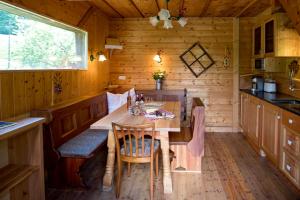 Kuchyň nebo kuchyňský kout v ubytování Chalet "Knusperhäuschen"