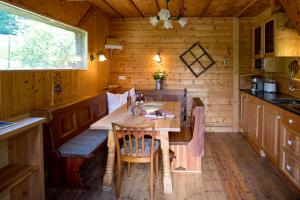 ein Esszimmer mit einem Tisch und Stühlen in einer Hütte in der Unterkunft Chalet "Knusperhäuschen" in Murau