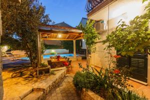 Κήπος έξω από το Apartments Natalia
