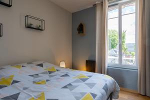 ルーアンにあるRooftop Jouvenet - Terrasse - Parking privéのベッドルーム1室(ベッド1台、大きな窓付)
