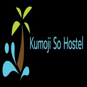 Kumoji-so Hostel في ناها: نخلة وكلمة كيمشي اذا نزل