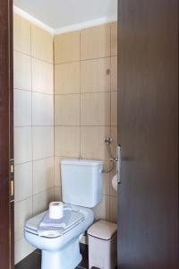 uma casa de banho com um WC branco num quarto em Rooms Kochilas Elafonisi em Elafonisi