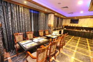 En restaurang eller annat matställe på Jarzez Hotel Apartments Al Hail
