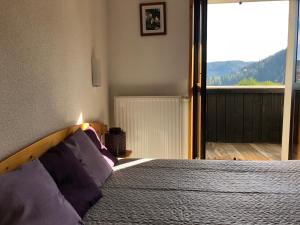 Un pat sau paturi într-o cameră la Le Chalet au bord du lac