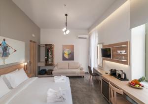 TV a/nebo společenská místnost v ubytování Epavli Boutique Hotel