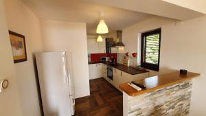 Kuchyň nebo kuchyňský kout v ubytování Apartment Bella Mare
