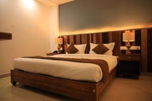 Ein Bett oder Betten in einem Zimmer der Unterkunft Lalys Residency