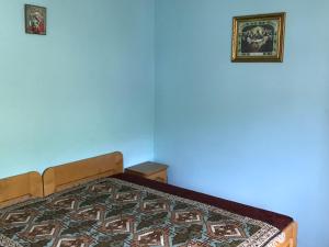 BotizaにあるCasa Poienarの壁に2枚の写真が飾られた部屋のベッド1台分です。