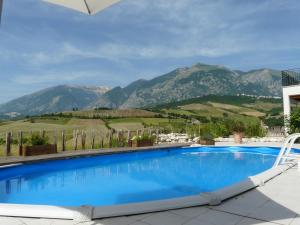 een zwembad met uitzicht op de bergen bij Le Farfalle Abruzzo in Casoli